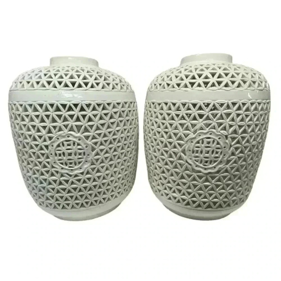 Pair of white majolica perforated Chinese Reticulated Porcelain Ceramic Vases - Picture 15 of 16